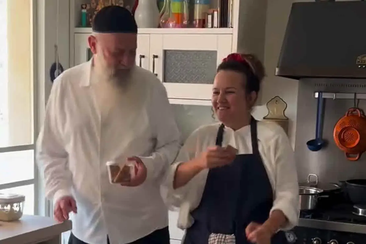 שולי רנד וצופית גרנט בסרטון ביתי מהמטבח