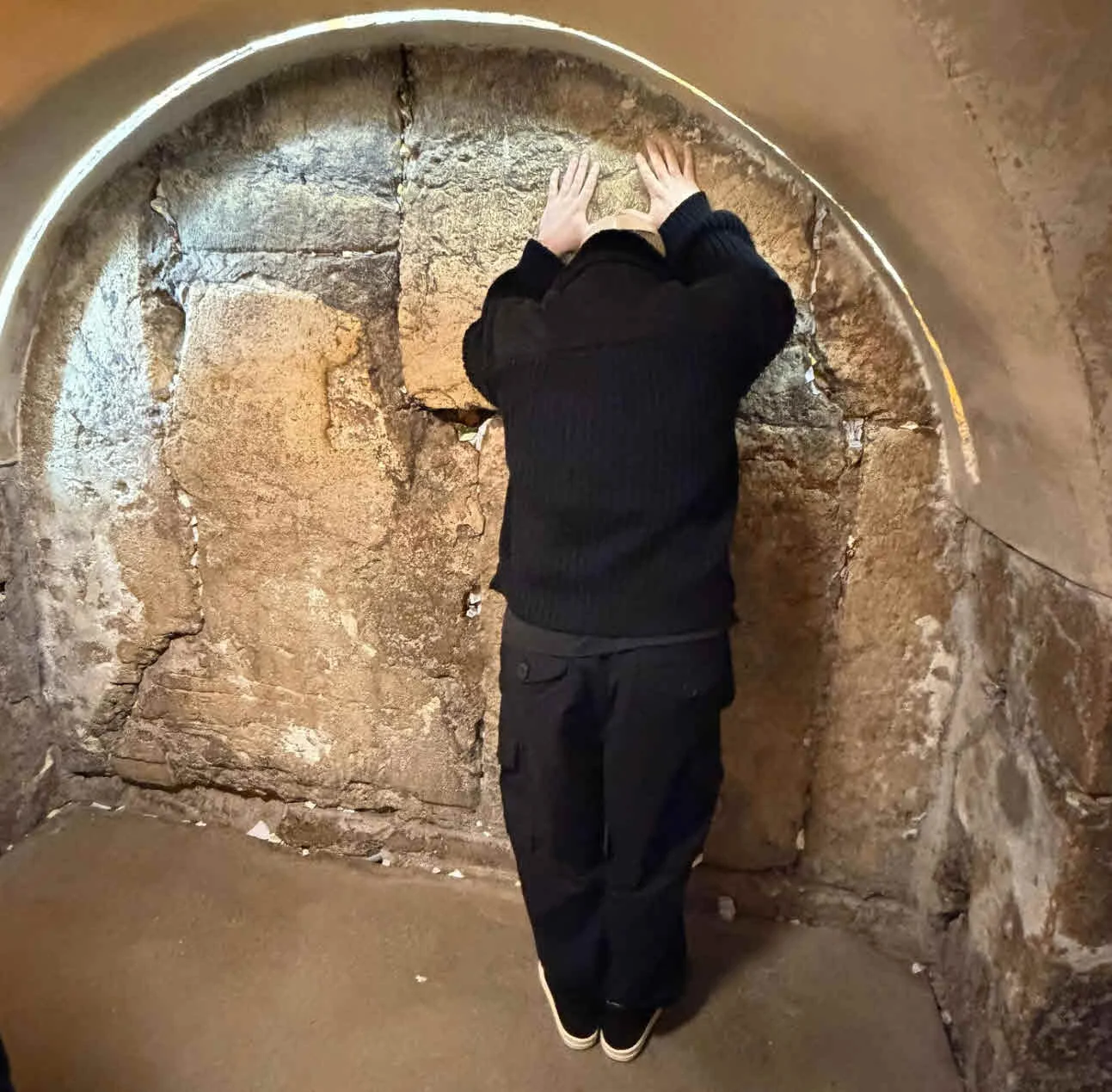 עומר אדם משנה כיוון: השורה שעוררה סערה נעלמה מהביצוע